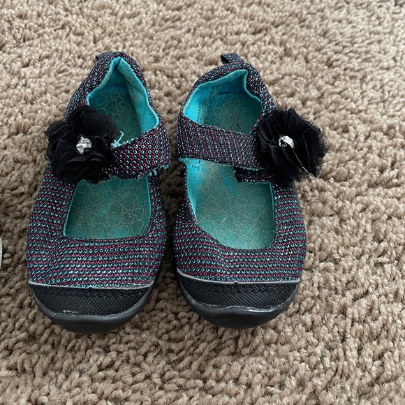 Two pairs of baby shoes SZ 4/5
Black - Garanimals size 5 
Sparkly - George SZ 4 - Picture 3 of 3